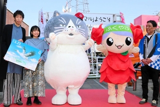 神戸新聞と中国新聞、デブ猫ファンが集まった童話「かなしきデブ猫ちゃん」の連載引き継ぎ式＝23日午後、広島県福山市