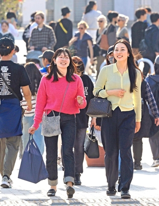 気温が上昇し、一気に春本番。街へ繰り出す女性たちの装いも春色に＝２３日午後、神戸市中央区波止場町（撮影・小林良多）