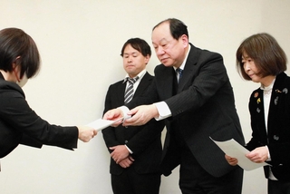 斎藤元彦知事の辞職を求める声明を県側に提出する共産党兵庫県委員会の松田隆彦委員長（左から３人目）＝２４日午後、兵庫県庁