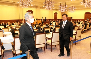 兵庫県議会本会議で２０２５年度当初予算案などの採決を前に席を立つ自民会派の兵庫県議たち＝２４日午後、県公館