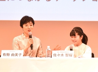 防災啓発の課題を述べる有働由美子さん（左）ら＝東京都港区