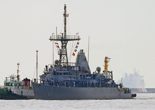 神戸港に入港する米掃海艦「ウォーリア」＝２４日午前８時４１分、神戸市灘区の摩耶埠頭沖（撮影・斎藤雅志）