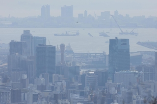 黄砂の影響で、かすんで見える神戸港＝２５日午前、神戸市長田区の高取山から望む（撮影・笠原次郎）