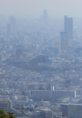 黄砂飛来の影響で、かすんで見える神戸の市街地＝２５日午前、神戸市長田区の高取山から望む（撮影・笠原次郎）