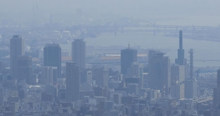 黄砂が飛来し、神戸の市街地もかすんで見えた＝２５日午前、神戸市長田区の高取山から望む（撮影・笠原次郎）