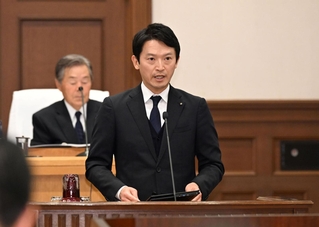 兵庫県議会の定例会本会議に登壇した斎藤元彦知事＝２６日午前、県公館（撮影・風斗雅博）