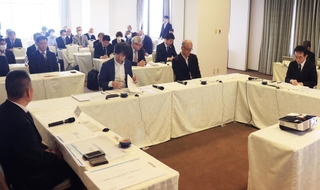 昨年、空洞が見つかった舞子海岸の利用などについて話し合った検討委員会の様子＝神戸市垂水区東舞子町