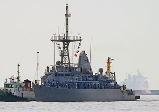 神戸港に入港する米掃海艦「ウォーリア」＝２４日午前８時４１分、神戸市灘区の摩耶埠頭沖（撮影・斎藤雅志）