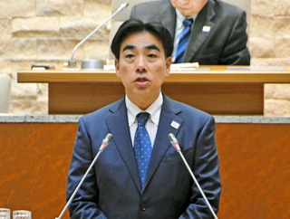 ２０２５年度一般会計当初予算案の可決を受けてあいさつをする西宮市の石井登志郎市長＝西宮市六湛寺町