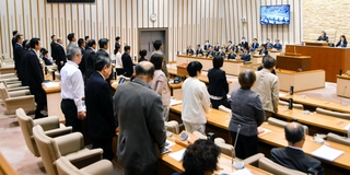 修正した２０２５年度一般会計当初予算案の採決を取る西宮市議会＝西宮市六湛寺町