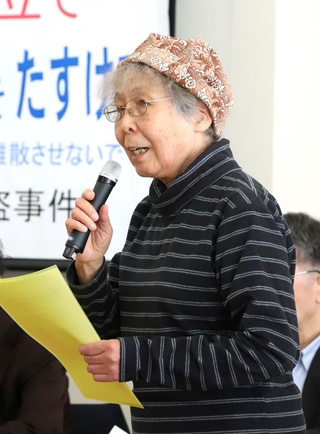 ナイジェリア国籍の男性のメッセージを代読する支援者の女性＝２６日午後、姫路市北条１、県弁護士会姫路支部会館（撮影・辰巳直之）