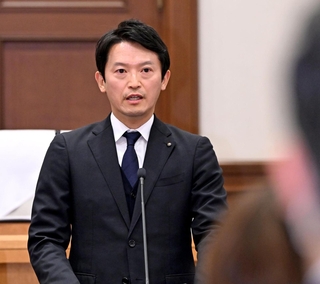 兵庫県議会本会議であいさつをする斎藤元彦知事＝２６日午前、兵庫県公館（撮影・風斗雅博）