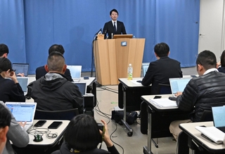 第三者委員会の調査報告書の受け止めについて、報道陣からの質問に答える斎藤元彦知事＝２６日午後、兵庫県庁（撮影・風斗雅博）