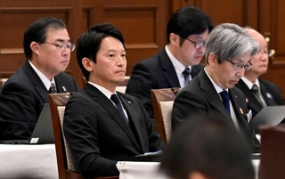 県議会本会議で、議員の話を聞く斎藤元彦知事（手前左）＝２６日午前、兵庫県公館（撮影・風斗雅博）