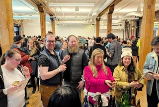 日本酒を楽しむ参加者ら＝オレゴン州ポートランド（コウベ・インターナショナルクラブ・ポートランド支部提供）