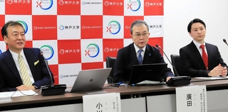 肥満症データベースを開発し、記者に説明する小川渉・神戸大大学院教授（左端）ら＝２６日午後、神戸市中央区