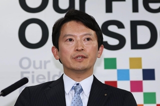 定例会見に臨む斎藤元彦知事＝27日午後、神戸市中央区、兵庫県庁（撮影・丸山桃奈）