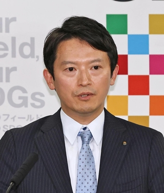 定例会見に臨む斎藤元彦知事＝27日午後、神戸市中央区、兵庫県庁（撮影・丸山桃奈）