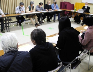 大規模修繕工事の施工業者との契約を議決した「デュオ武庫之荘北」の臨時総会＝２０２４年１１月、尼崎市西昆陽１