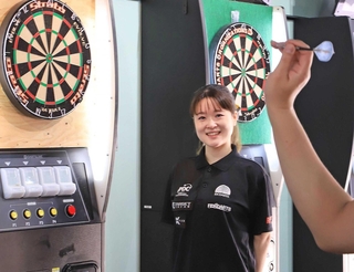 公認コーラ-として活躍する坪倉初奈さん。まもなく社会人となる＝神戸市中央区、ダーツカフェ「Ａｓｇａｒｄ．」