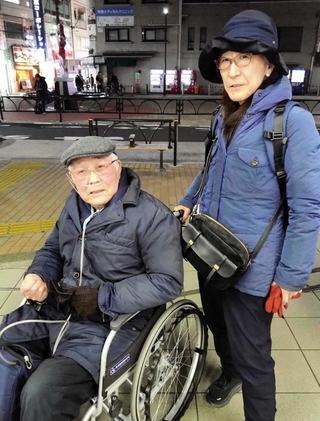 オウム真理教信者の襲撃を受けた永岡弘行さんと妻の英子さん＝東京都内
