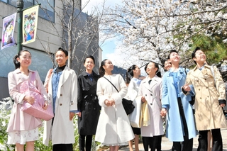 桜並木の前で晴れやかな表情を見せる合格者たち＝宝塚市栄町１