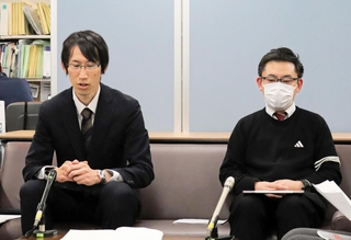 超過勤務の記録を過少報告するよう指導を受けた中学校の実態を説明する「ＩＲＩＳ兵庫」の久保隼人代表（左）