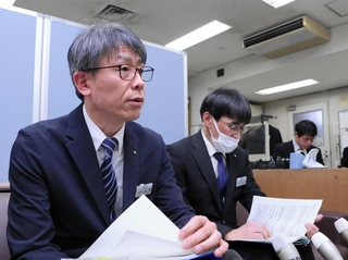 情報漏えいに関する二つの第三者委から報告書が提出されたと発表する県職員＝３１日午後、兵庫県庁