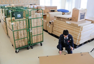 食料やおむつ、簡易ベッドなどが備蓄された倉庫。予算やスペースには限りもある＝南あわじ市福良乙、福良小学校