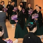ブーケを手に送り出される卒業生ら＝１日午前、宝塚市武庫川町、宝塚音楽学校（撮影・吉田敦史）