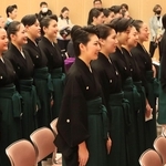 「仰げば尊し」を歌う卒業生ら＝１日午前、宝塚市武庫川町、宝塚音楽学校（撮影・吉田敦史）