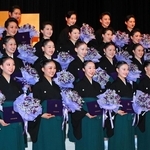 卒業証書とブーケを手にほほ笑む卒業生ら＝１日午前、宝塚音楽学校（撮影・吉田敦史）