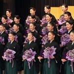 卒業証書とブーケを手にほほ笑む卒業生ら＝１日午前、宝塚音楽学校（撮影・吉田敦史）