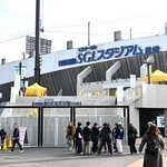 真新しいスタジアムの前に集う阪神ファンら＝１日午前、尼崎市杭瀬南新町３、日鉄鋼板ＳＧＬスタジアム尼崎（撮影・風斗雅博）