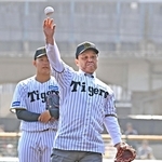 始球式で投球する岡田彰布球団オーナー付顧問＝１日午後、尼崎市杭瀬南新町３、日鉄鋼板ＳＧＬスタジアム尼崎（撮影・風斗雅博）