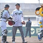 始球式で投球した阪神の岡田彰布球団オーナー付顧問（中央）＝１日午後、尼崎市杭瀬南新町３、日鉄鋼板ＳＧＬスタジアム尼崎（撮影・風斗雅博）