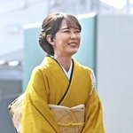 試合前に国歌斉唱を歌った演歌歌手の丘みどりさん＝１日午後、尼崎市杭瀬南新町３、日鉄鋼板ＳＧＬスタジアム尼崎（撮影・風斗雅博）