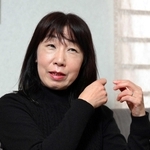 しょう君が触れた髪をずっと切れなかったと語る高井千珠さん＝西宮市内（撮影・風斗雅博）
