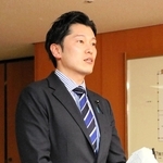 百条委員会の調査報告書案が固まり、取材に応じる奥谷謙一委員長＝３日午後、兵庫県議会