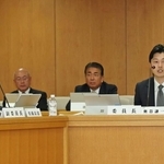 調査報告書について話し合う百条委員会の委員ら＝４日午後、神戸市中央区、兵庫県庁