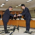 百条委員会の調査報告書が奥谷謙一委員長（右から２人目）から浜田知昭議長（同３人目）に手渡された＝４日午後、神戸市中央区、兵庫県庁