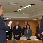 百条委員会の奥谷謙一委員長（手前右）と調査報告書を受け取った浜田知昭議長（同左）＝４日午後、神戸市中央区、兵庫県庁