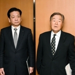 百条委員会の調査報告書を受け取った後、報道陣に心境を語る浜田知昭議長（右）と谷井勲副議長＝４日午後、神戸市中央区、兵庫県庁