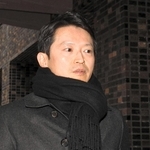 登庁時に取材陣の質問に答える斎藤元彦知事＝５日午前、兵庫県庁