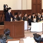 県議会本会議で調査報告書について報告する百条委員会の奥谷謙一委員長（中央）＝５日午前、神戸市中央区、兵庫県公館（撮影・小林良多）