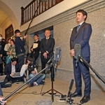 本会議後、報道陣の取材に応じる斎藤元彦知事＝５日午前、神戸市中央区、兵庫県公館（撮影・小林良多）