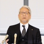 医療事故について説明する神戸市立医療センター中央市民病院の木原康樹病院長ら＝神戸市役所