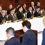 文書問題に関する百条委報告書を採決する兵庫県議会本会議＝５日午前、神戸市中央区、県公館（撮影・小林良多）