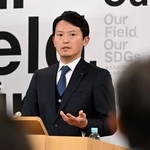 公表された百条委員会の調査報告書などについて報道陣からの質問に答える斎藤元彦知事＝５日午後、兵庫県庁（撮影・風斗雅博）