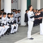 玉串を納め、かしわ手を打つ阪神タイガースの藤川球児新監督（手前右）＝６日午前、西宮神社
